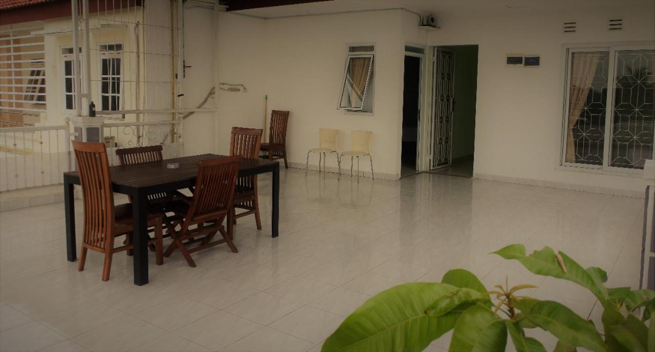 Aquina House Hotel Bogor Exterior foto
