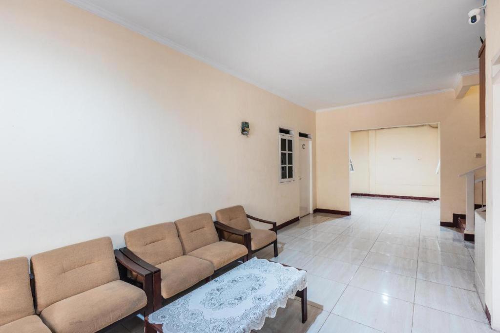 Aquina House Hotel Bogor Exterior foto